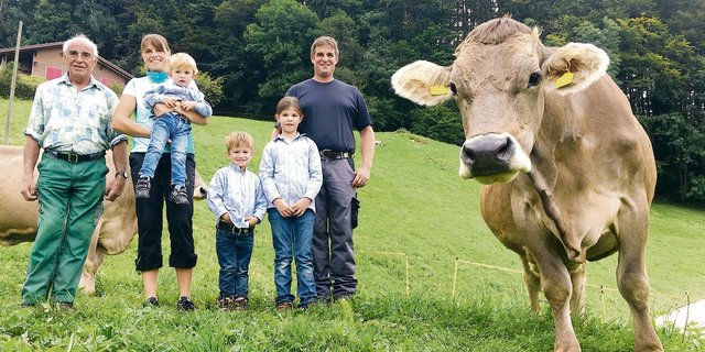 Kari, Eliane, Dario, Adrian, Sarina und Beat Schürpf (v. l. n. r.) bei ihrem Original Braunvieh.(Bild aem)