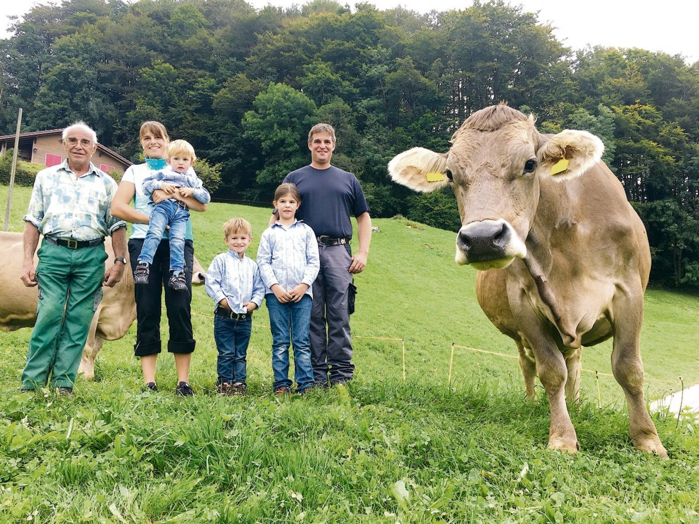 Kari, Eliane, Dario, Adrian, Sarina und Beat Schürpf (v. l. n. r.) bei ihrem Original Braunvieh.(Bild aem)