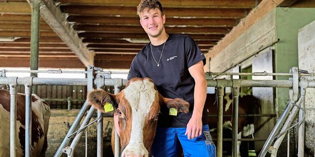 Andreas Keller mit seiner Lieblingskuh Steffi. Eine perfekte Kuh zeichnet sich für ihn durch Langlebigkeit, eine mittlere Milchleistung zwischen 7500 und 8000 kg sowie eine gute Fruchtbarkeit und Gesundheit aus. 