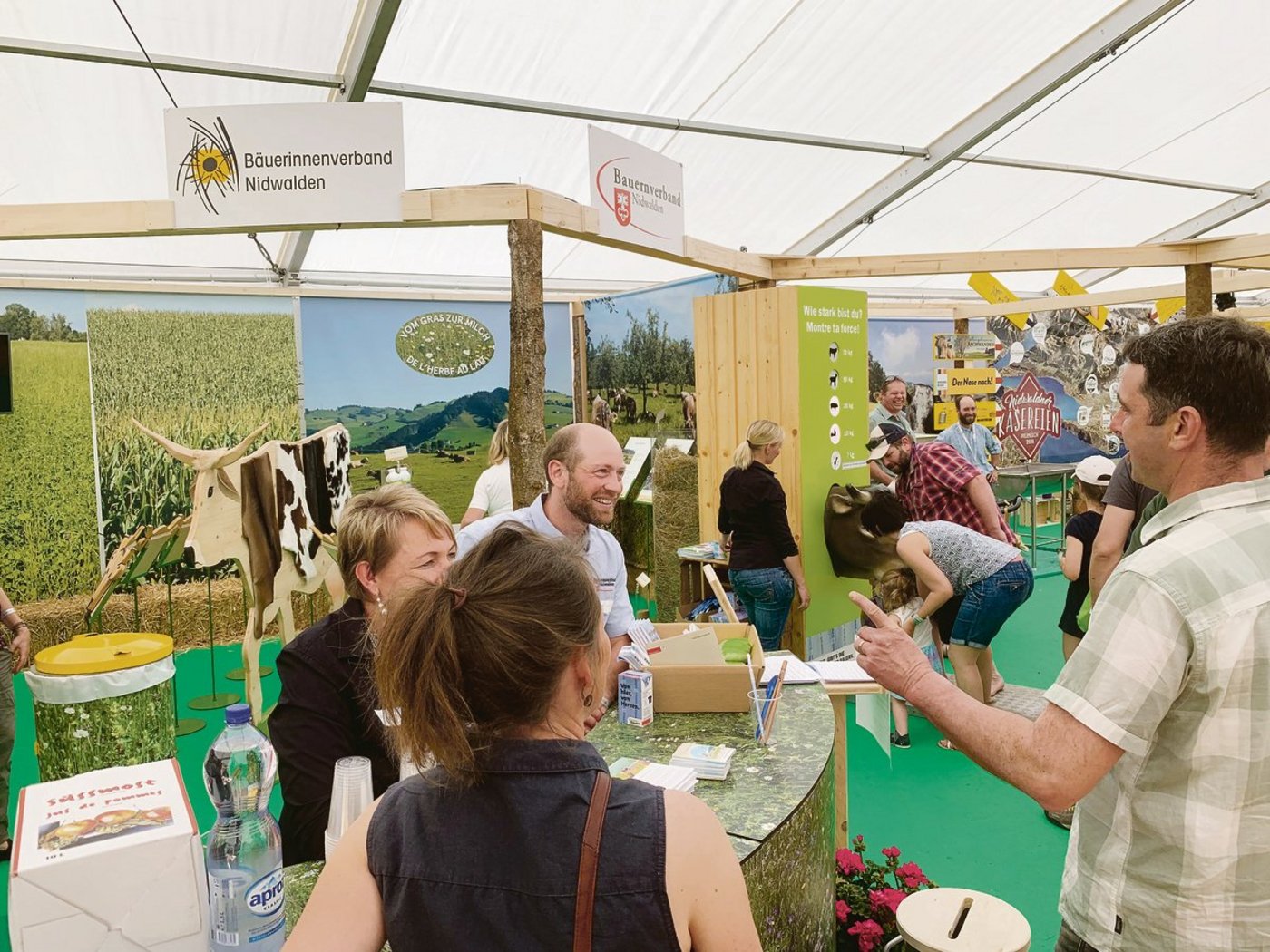 Freudige Gesichter am Stand der Nidwaldner Bäuerinnen und Bauern. Vorstandsmitglied Sepp Lussi (Mitte) im Gespräch mit einem Besucher. (Bilder Josef Scherer)