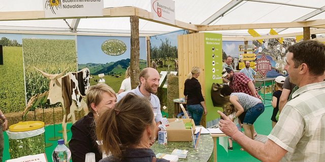 Freudige Gesichter am Stand der Nidwaldner Bäuerinnen und Bauern. Vorstandsmitglied Sepp Lussi (Mitte) im Gespräch mit einem Besucher. (Bilder Josef Scherer)
