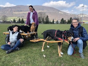 Unterwegs mit Zughund und Wägeli Die Hundewägeli-Crew macht Pause (v. l. n. r.): Ursi Montinaro mit ihren beiden Berner Sennenhündinnen Ruwani und Kyra, Anita Niesink mit Pekinese-Mischlings-Dame Luna und Susanne Spaltenstein mit Schweizer Sennenhündin Nala. (Bilder und Video Esther Thalmann)