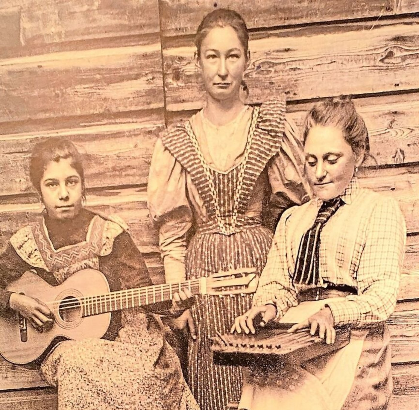 Als Ausgleich zur harten Arbeit: Hofmusik neben dem Stall.