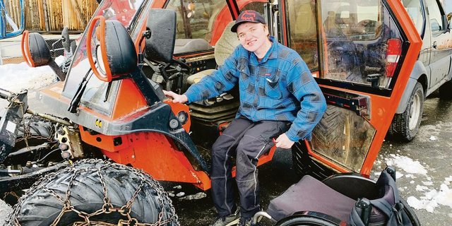 Mit einem Metalllift kann Martin Gassner eigenständig in den Reform Metrac und den John-Deere-Gator ein- und aussteigen. Der Massey Ferguson hat noch keinen Lift, da hilft ihm jeweils der Bruder. (Bilder zVg Martin Gassner)
