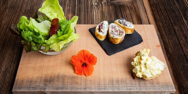 Blattsalat mit Eierbrötli und Omletten-Grüessli. (Bild Ueli Christoffel/SRF)