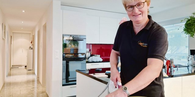 Brigitte Käslin haushaltet gerne, die verschiedenen Arbeiten machen ihr Freude. Bevor sie damals auf den Bauernhof gekommen ist, hat sie als Familienhelferin gearbeitet.(Bild Franziska Jurt)