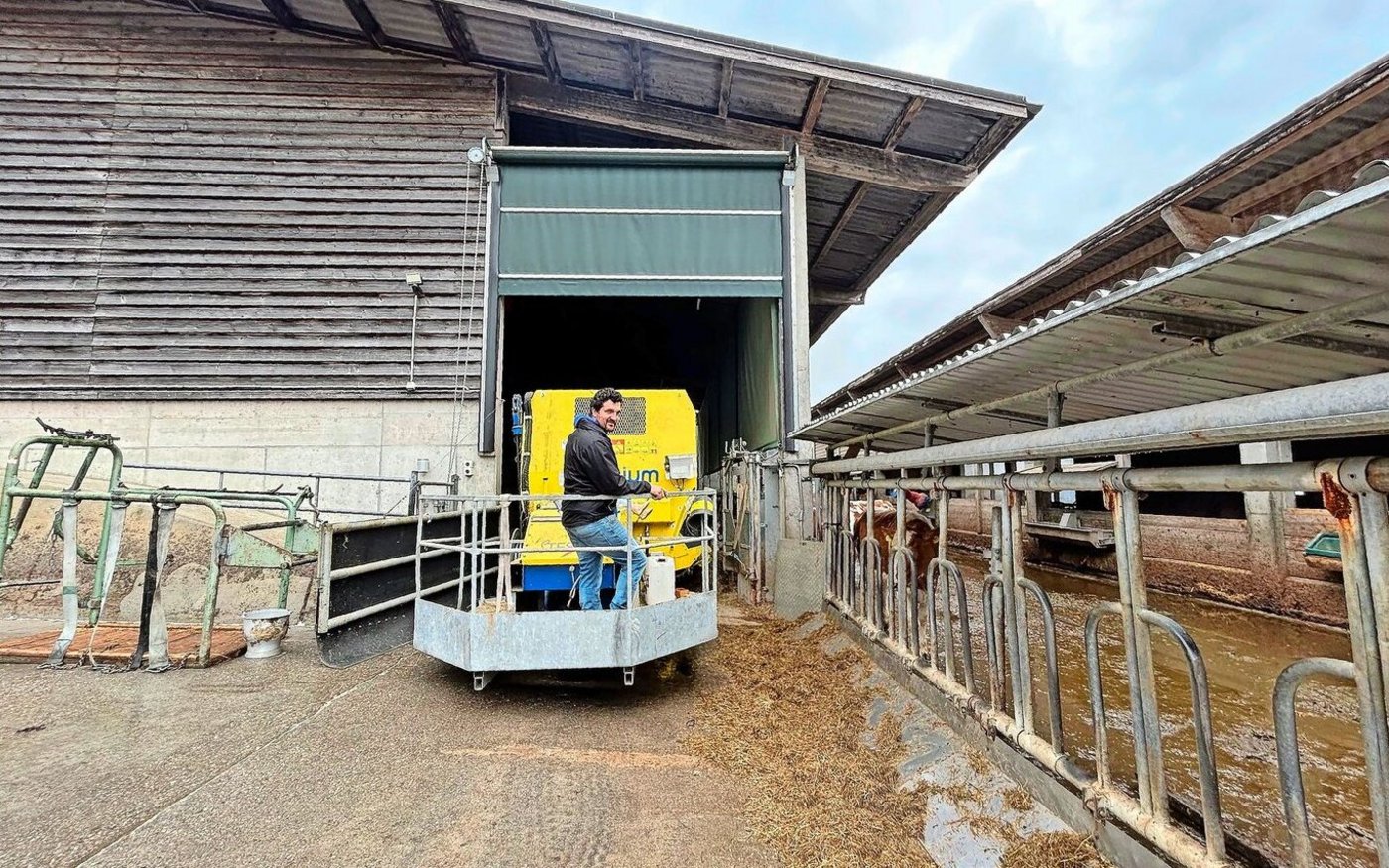 Jann Deflorin füttert statt mit dem Fahrsilo mit einem Futtermischwagen, den er neu angeschafft hat. 
