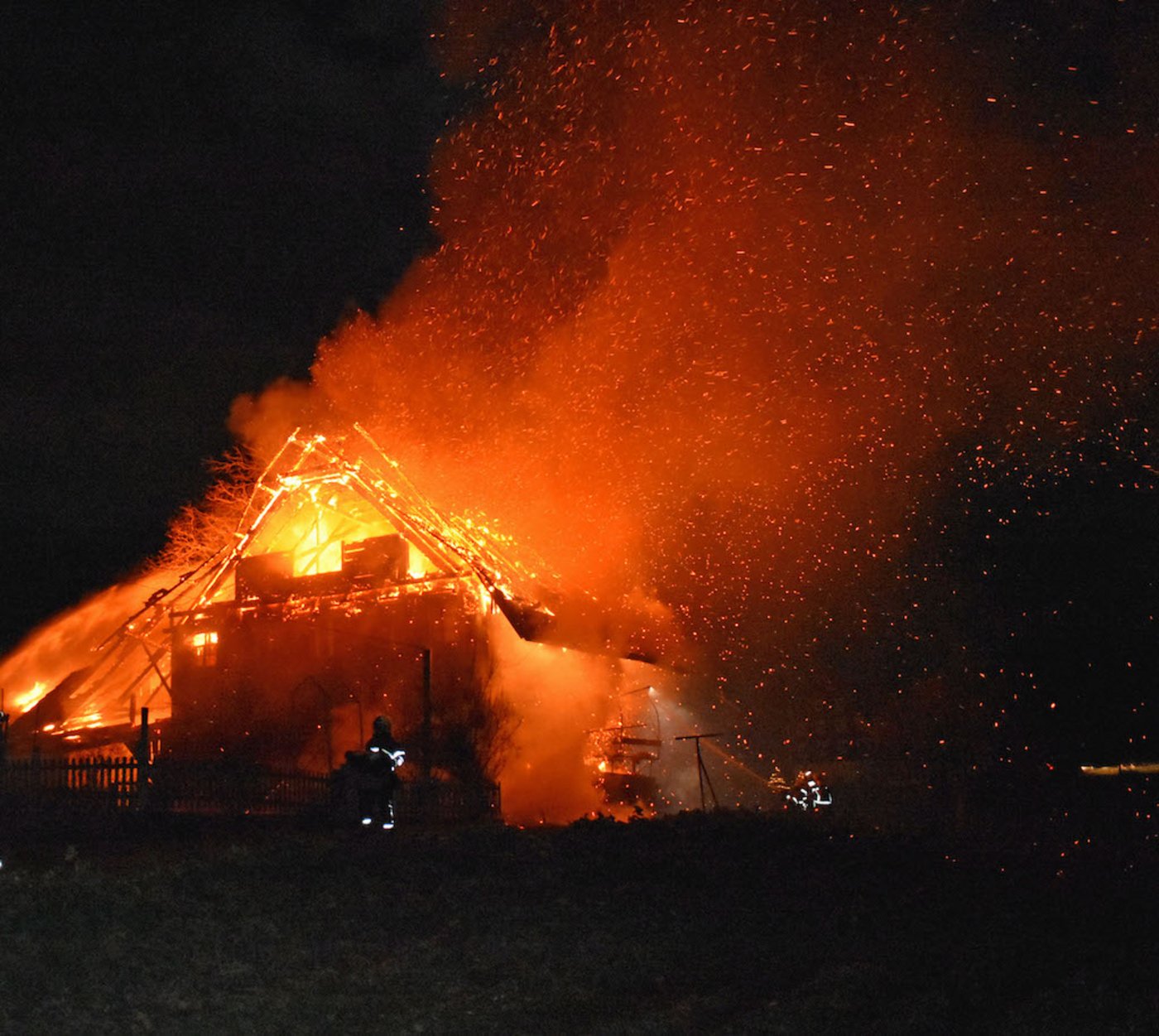 Innert kurzer Zeit geriet das Haus in Vollbrand. (Bilder Kapo Luzern)
