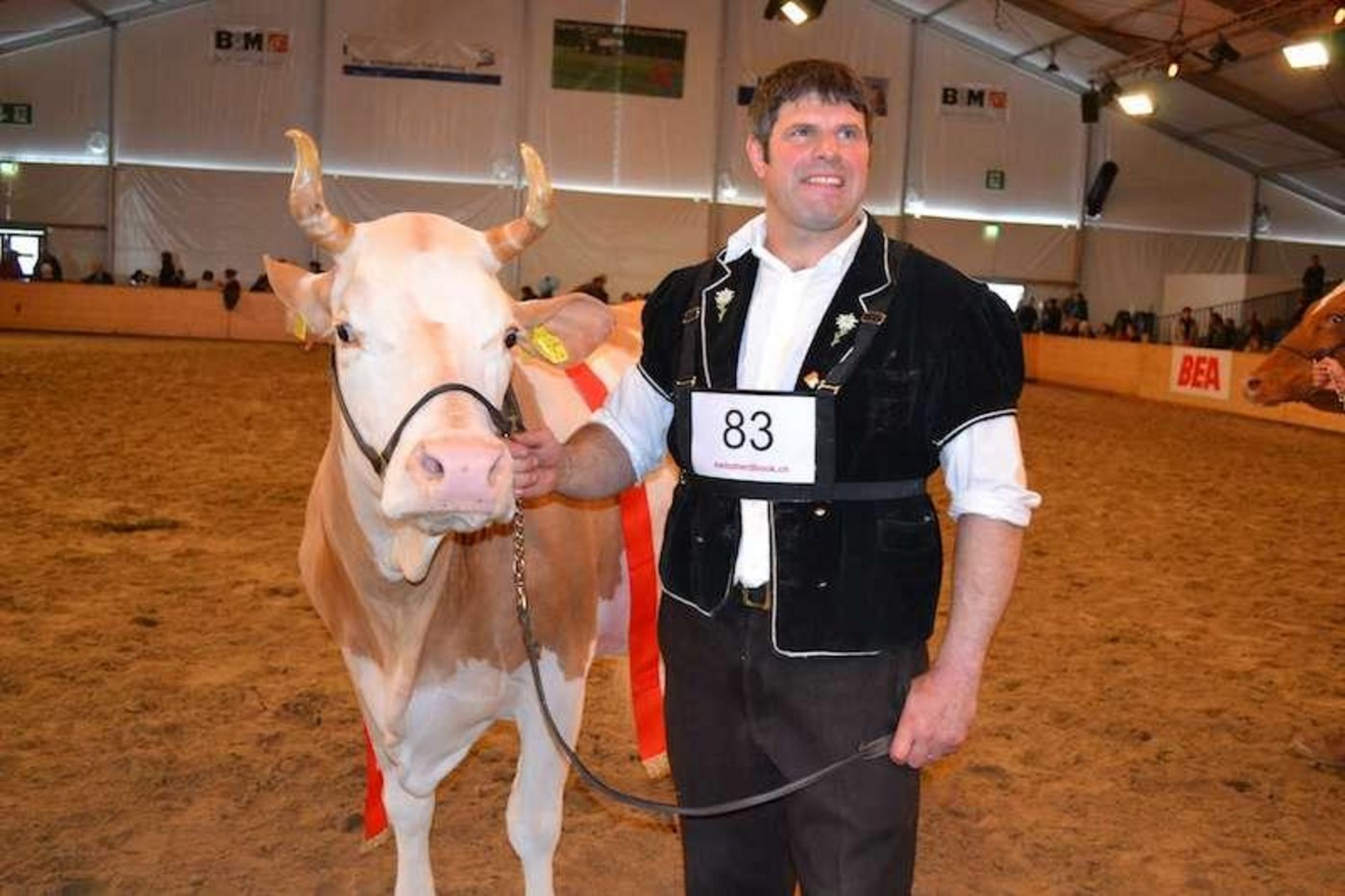 Ein glücklicher Ueli Schärz aus Aeschi b. Spiez BE mit seiner Miss BEA Fabbio Azalea (Bild pf)