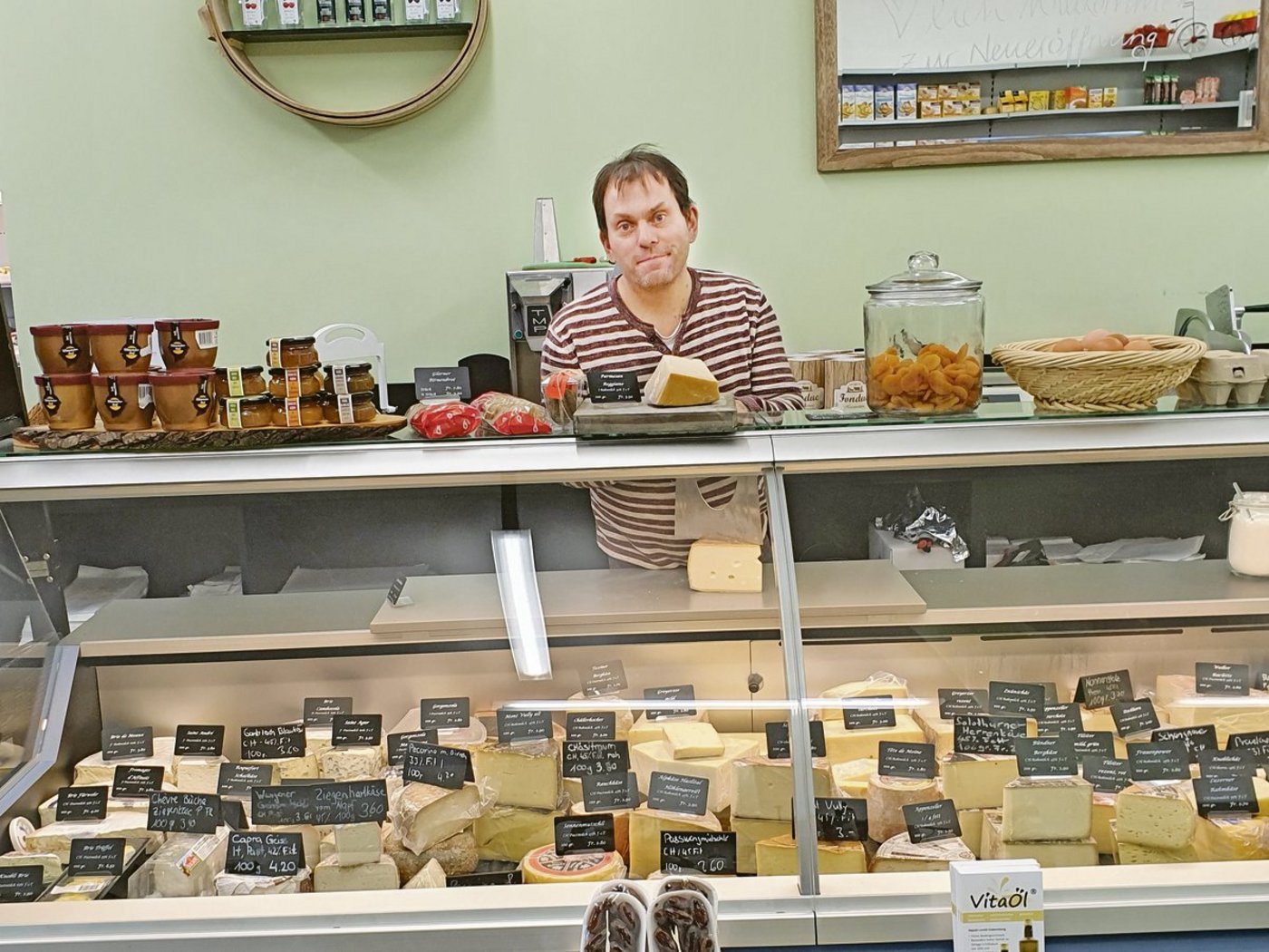 Für Patrick Misteli waren die Umstände zunächst unglücklich, da er sein altes Ladenlokal verlassen musste. Doch alles hat sich zum Guten gewendet und er hat mit seiner Partnerin in Deitingen einen neuen Chäsiladen erfolgreich eröffnet. (Bild Land-Chäsi)