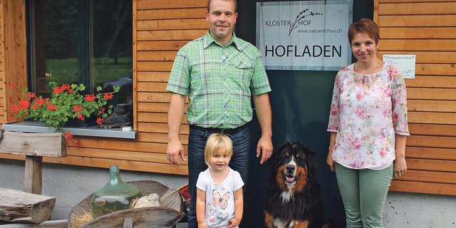 Christian und Erika Arnold (auf dem Bild mit Tochter Valeria und Hofhund Sämi) haben im Klosterhof in Seedorf UR einen Hofladen eröffnet.  (Bild Röbi Kuster)