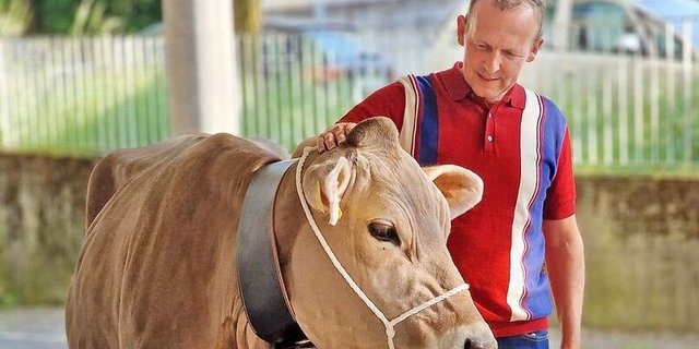 Kuhfan war Adrian Krebs schon immer: Die Glocke war ein Geschenk des Teams zu seiner kürzlichen Hochzeit.