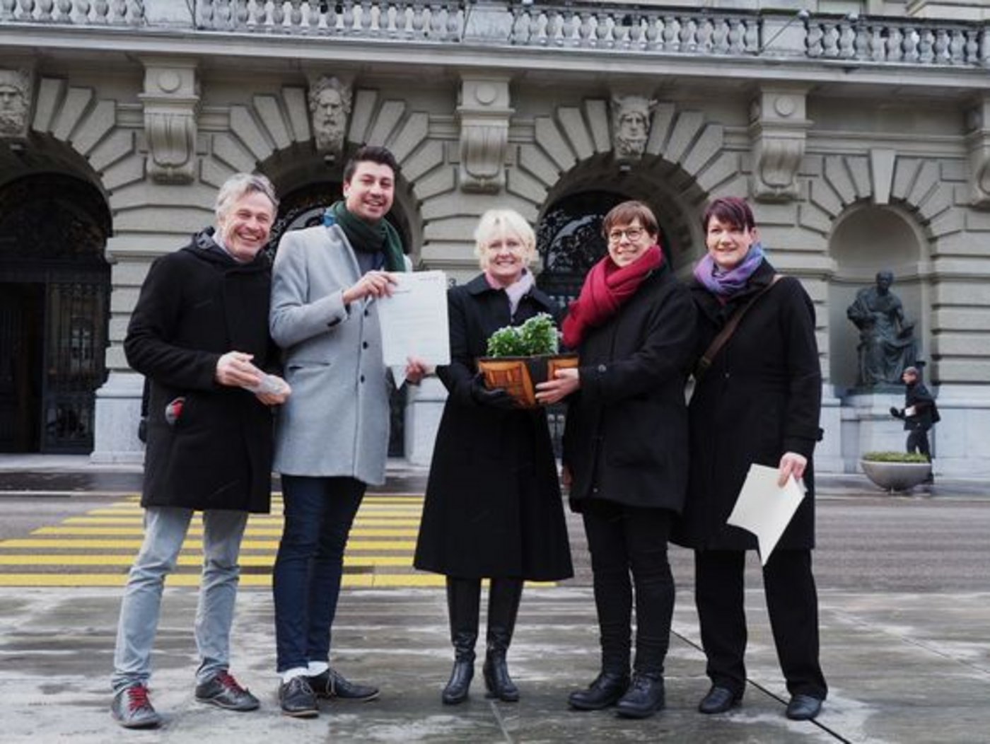 Das Organisationskomittee des Bäuerinnen-Appells übergab am Dienstagmorgen der Nationalratspräsidentin Isabelle Moret eine Kalabasse mit Vergissmeinnicht und die rund 2'000 Unterschriften. (zVg, Swissaid)