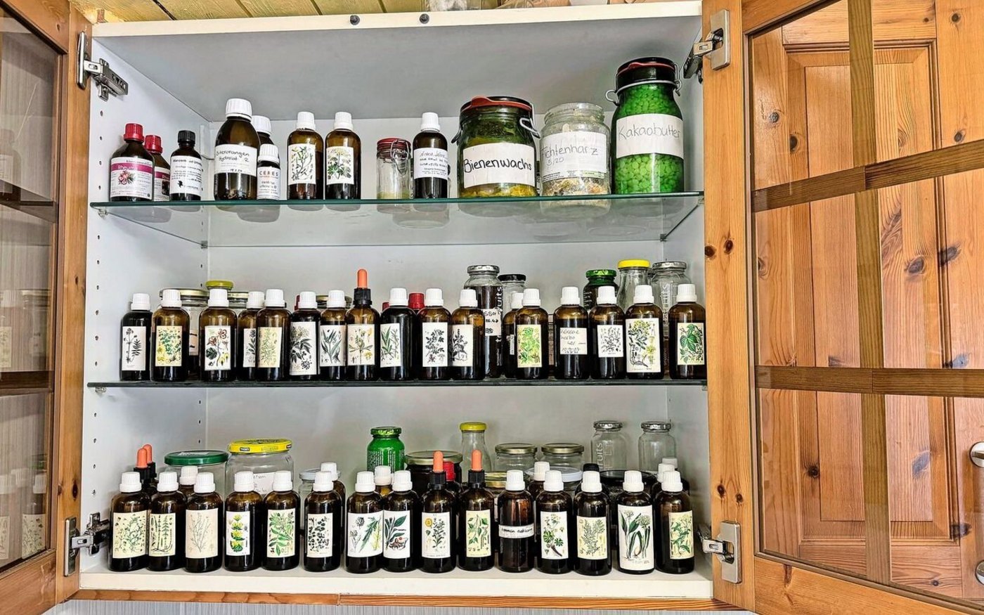Das Resultat zahlreicher Sammel- und Extraktionsprozesse: ein Arsenal verschiedener Kräutertinkturen. 