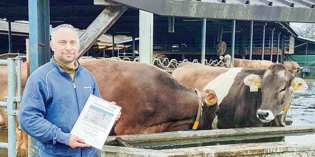 Martin Köpfli aus Sins wurde als Züchter des Stiers Loewenhof.ch Viking Brasilio geehrt.  (Bild Cyrill Gauch)