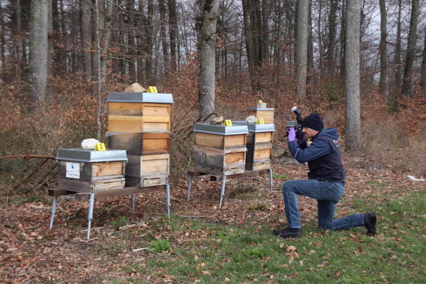Mitarbeiter der Forensik der Zürcher Kantonspolizei haben vor Ort die Ermittlungen aufgenommen. (Bilder Roland Müller)