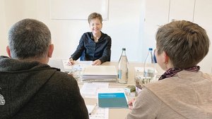 Versicherungsfachfrau Nadia Barmettler während einer Gesamtberatung mit einem Bauernpaar.