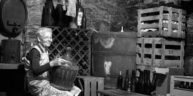 Marie in ihrem Keller in Visperterminen, mit dem 28-jährigen Schnaps, den ich unbedingt probieren will.