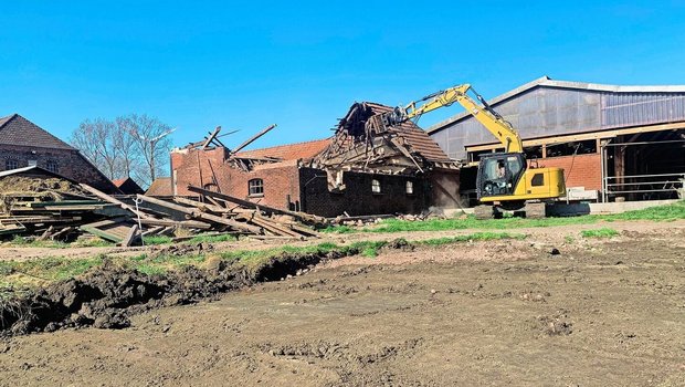 Nachdem die Kälber umgezogen sind, muss der altehrwürdige Kohlschuppen abgerissen werden. Ein neues Gebäude für drei Melkroboter soll entstehen. 