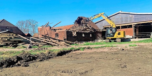 Nachdem die Kälber umgezogen sind, muss der altehrwürdige Kohlschuppen abgerissen werden. Ein neues Gebäude für drei Melkroboter soll entstehen. 
