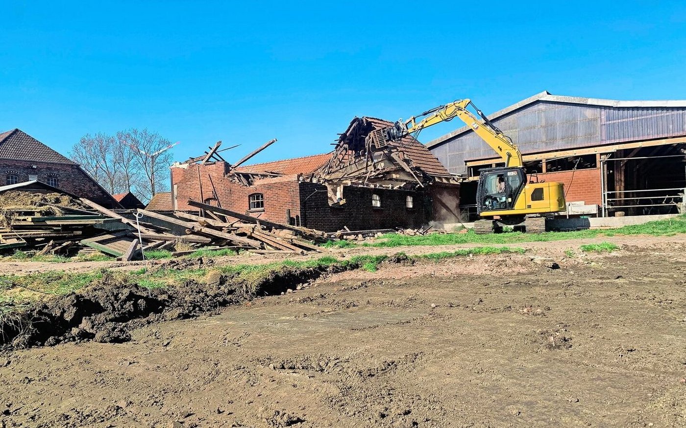 Nachdem die Kälber umgezogen sind, muss der altehrwürdige Kohlschuppen abgerissen werden. Ein neues Gebäude für drei Melkroboter soll entstehen. 