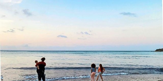 Ozean und Strand liegen nur wenige Autominuten vom Haus von Familie Besson entfernt. Im Winter bleibt mehr Zeit für gemeinsame Aktivitäten.