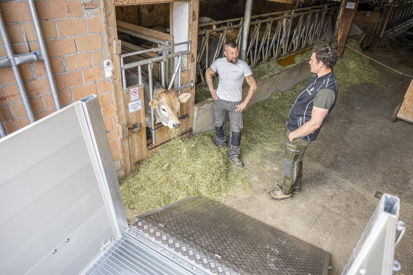 Damian Signer im Gespräch mir einem Kunden (Bild: Carmen Wuest)