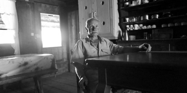 Fridu Wüthrich in Inner Windbruch, wo er seine Sommer auf der Berghöhe verbringt und für die Gusti sorgt. (Bild Pinaki)