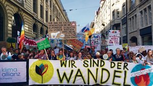 Der Druck der Klimabewegung zeigt Wirkung: Grosse Konzerne setzen sich ehrgeizige Klimaziele und suchen ihre Wertschöpfungsketten nach Reduktionsmöglichkeiten ab.