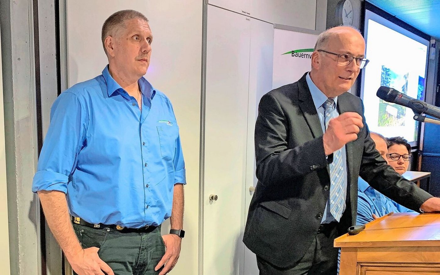 Markus Ritter (r.) vom Schweizer Bauernverband beim engagierten Referat, beobachtet vom Obwaldner Bauernpräsidenten Peter Abächerli.  
