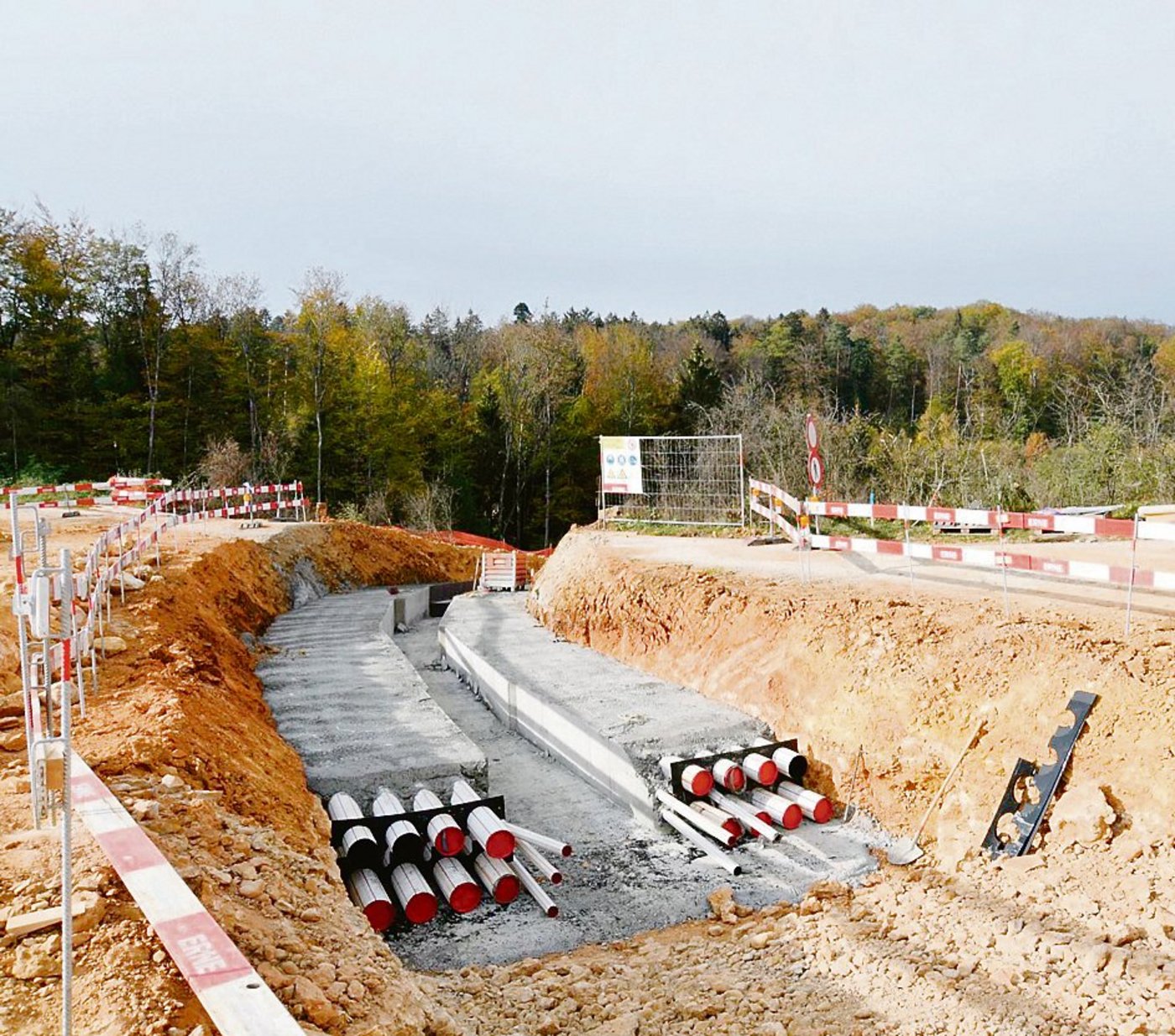 Starkstrom-Leitungen im Boden brauchen viel Platz, sind dann aber versorgt (l.) – Freileitungen sind ästhetisch eher unerwünscht, befürchtet wird zudem eine Strahlenbelastung (r.) (Bild Swissgrid/js)