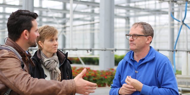 Adrian und Yvonne Huber haben mit dem Torfausstieg 2018 für ihr Gartencenter einen ungewöhnlichen Weg eingeschlagen. Gemüsebauberater Philipp Trautzl (l.) kennt die Einwände von Produzenten, die nicht auf Torf verzichten möchten. (Bilder lid/mg)