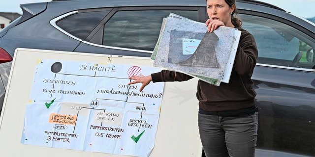 Martina Aeschbacher vom Inforama zeigt beim Thema Schächte auf, welche Regeln gelten und wie sie umgesetzt werden können. So etwa mit der temporären Schliessung mittels Gummimatte.   