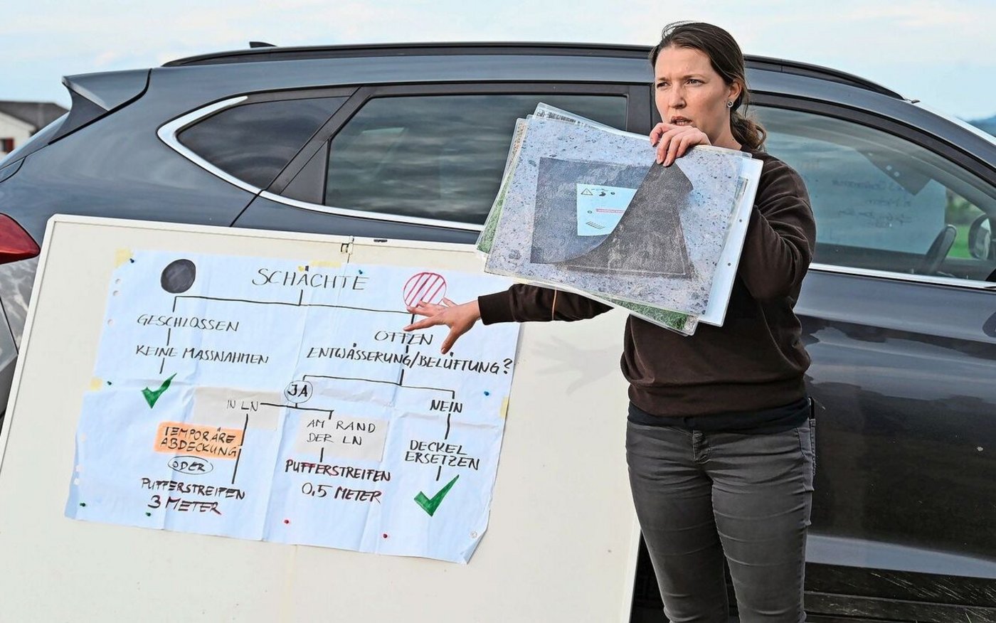 Martina Aeschbacher vom Inforama zeigt beim Thema Schächte auf, welche Regeln gelten und wie sie umgesetzt werden können. So etwa mit der temporären Schliessung mittels Gummimatte.   