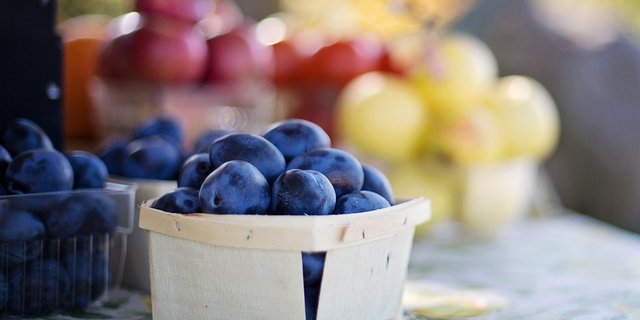Beim Zwetschgenkauf auf dem Markt in Winterthur geschah einem Rentner ein Missgeschick. (Symbolbild Pixabay)