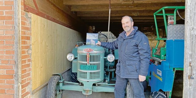 Alt-Bauer Robert Neuhaus neben seinem Bührer Spezial, Jahrgang 1957. Die Einwanderer-Geschichte seiner Eltern inspirierte ihn zum Buch.
