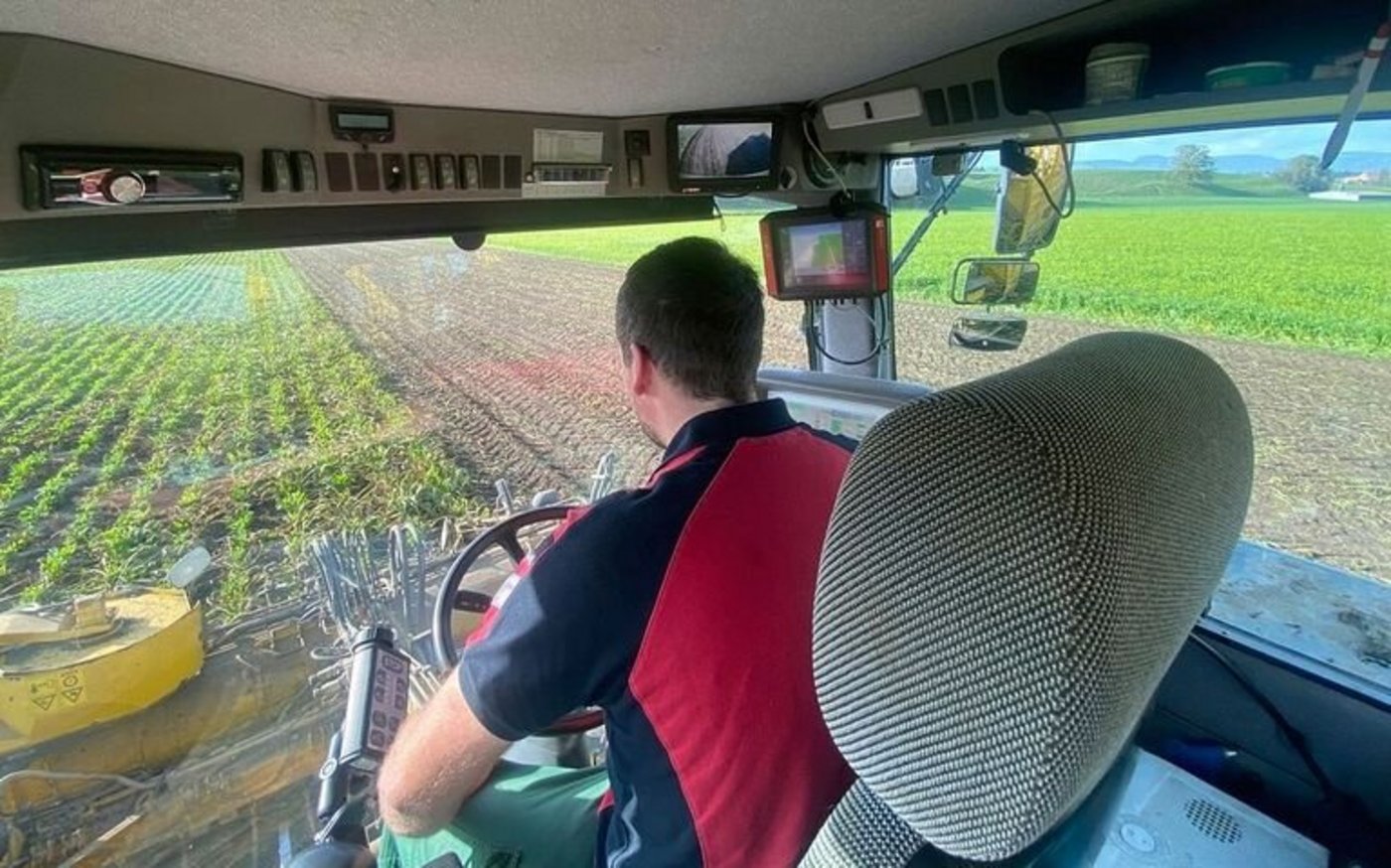 Auf dem Rübenroder: Trotz der aktuellen Flaute auf dem Weltmarkt lohnt sich der Anbau laut Schweizer Zucker AG nach wie vor.