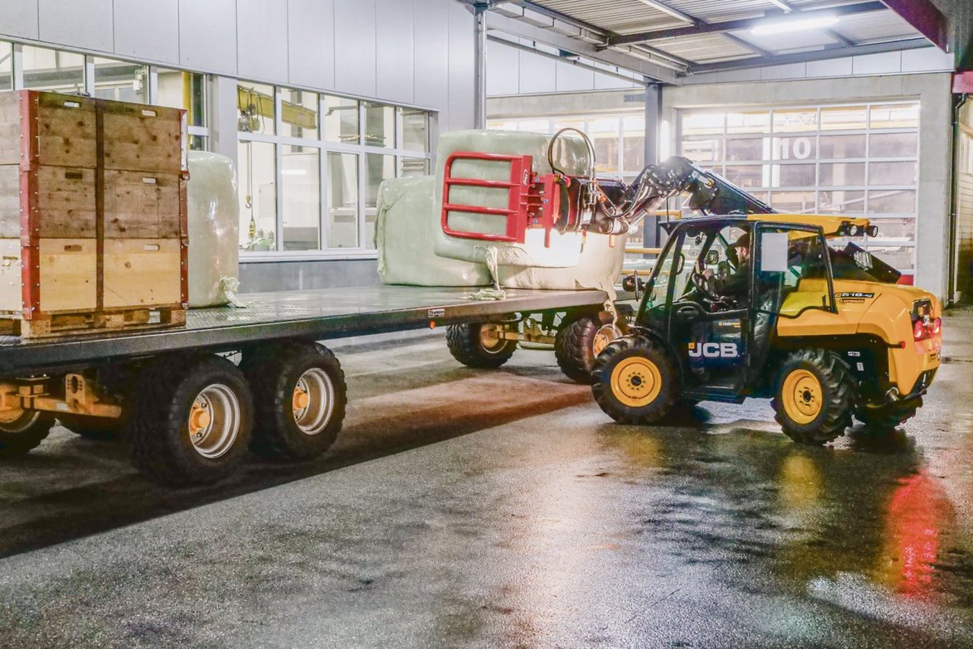 Durch Grossballen, Paloxen usw, hat der Leistungsbedarf beim landwirtschaftlichen Güterumschlag zugenommen.(Bild bs)