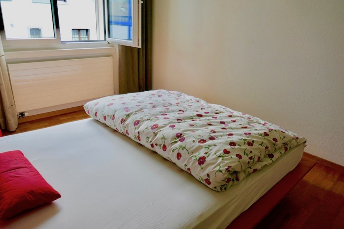 Regelmässiges Lüften und Auf-  und Ausschütteln der Bettwäsche lassen uns besser schlafen.