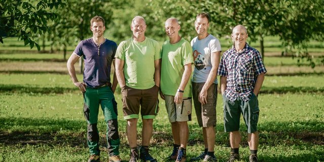 Philip Bernegger, Christian Schlegel, Heinz Müller, Michael Dütschler und Kaspar Sulser (v. l. n. r.): Diese Wartauer Nussproduzenten gehören zu den Nominierten für den Agropreis.(Bild zVg)