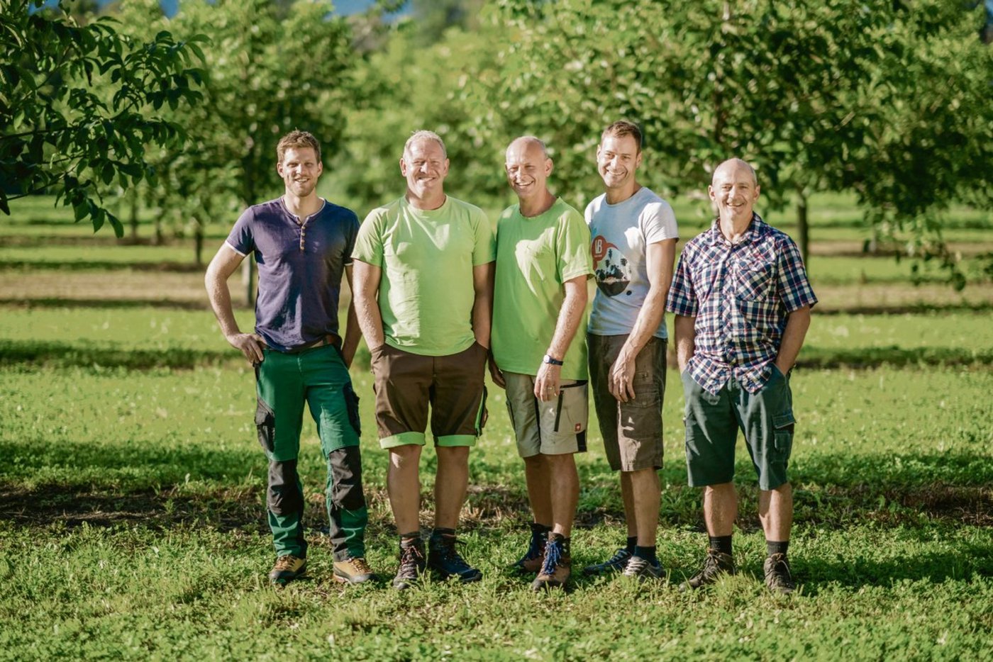 Philip Bernegger, Christian Schlegel, Heinz Müller, Michael Dütschler und Kaspar Sulser (v. l. n. r.): Diese Wartauer Nussproduzenten gehören zu den Nominierten für den Agropreis.(Bild zVg)