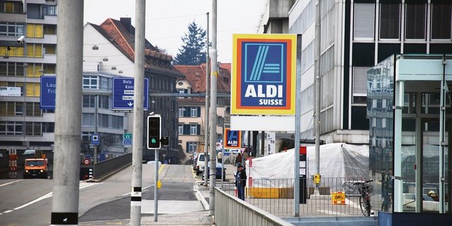 Beispiel Aldi: Gestartet als Hard-Discounter, passte sich das Unternehmen schnell dem Schweizer Markt an. 