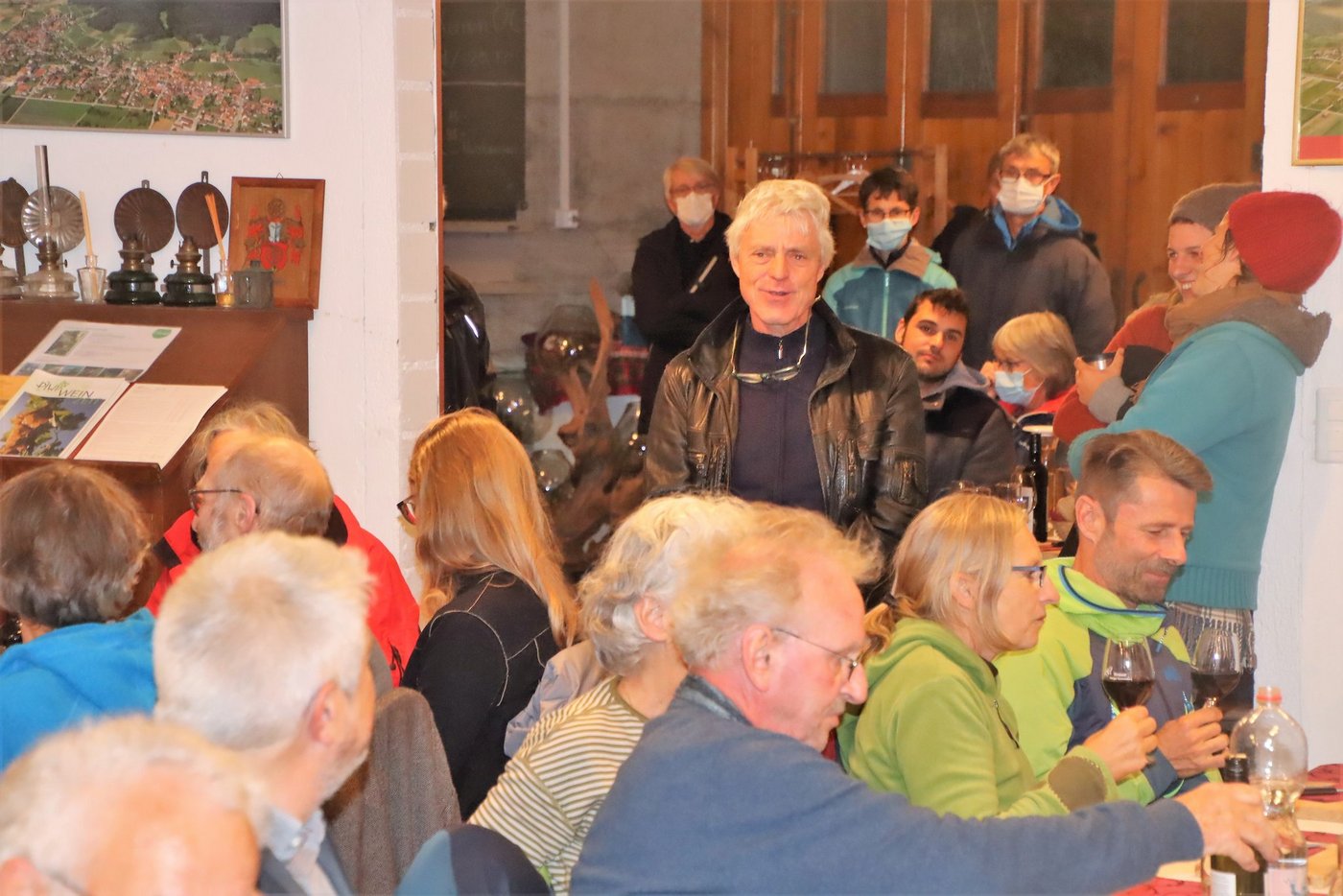 Im Buch «Pilzresistente Traubensorten» fasst Fredi Strasser seine Erfahrungen aus der Praxis und seine fachlichen Kenntnisse zusammen. Er freut sich über die vielen Gäste an der Vernissage. (Bild Roland Müller)