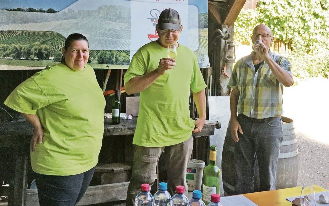 Urs Buser (r.) vom Verband der Weinproduzenten Region Basel-Solothurn auf dem Weingut von Conny und Urs Rinklin. 