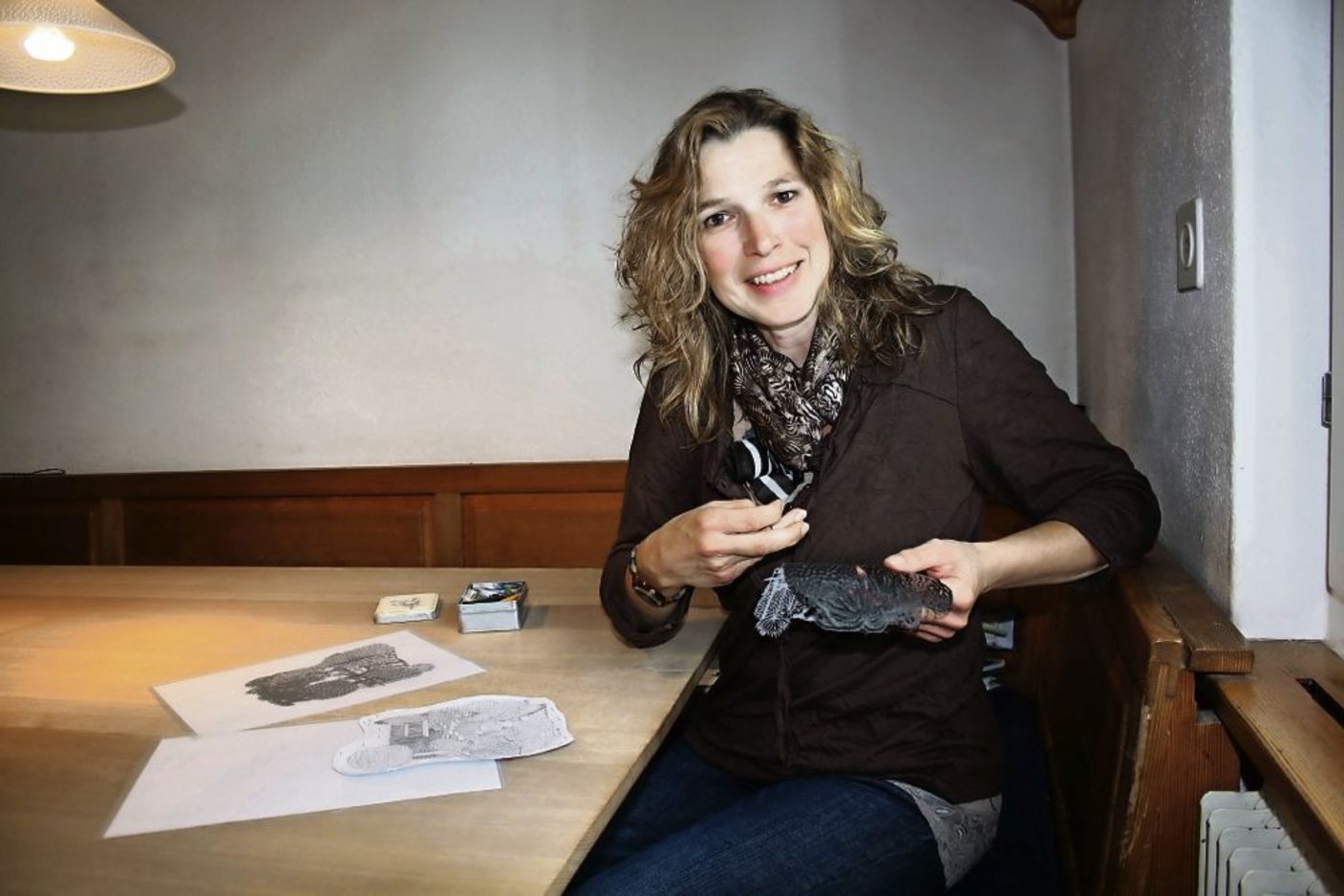 Vorwiegend am Küchentisch kreiert Ursula Kaufmann Scherenschnitte. «Der schönste Moment ist immer dann, wenn ich ein Objekt auseinanderfalten kann», sagt sie. (Bild: Brigitte Meier) 