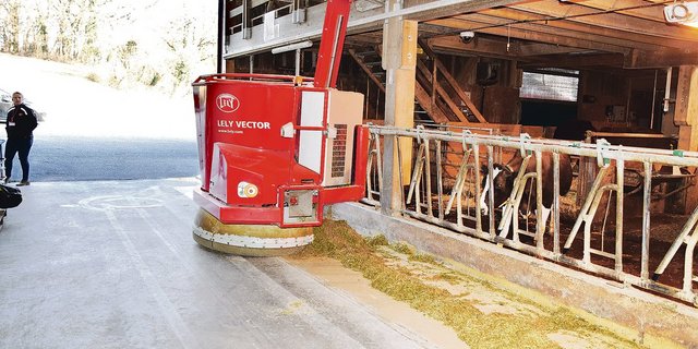 Nach dem Beladen in der Futterküche fährt der Roboter selbstständig zur Futterachse. Dort leert er der Achse entlang die Mischung. Immer die gleiche Menge bei jedem Futterplatz.(Bilder Peter Fankhauser)