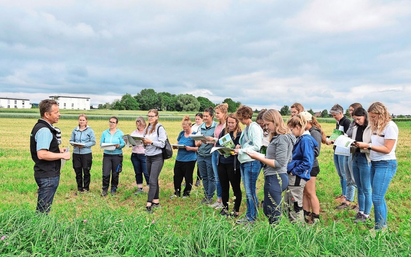 Simon Tschannen führt am Morgen durch den Futterbau. Gespannt hören ihm die 20 junge Frauen zu.