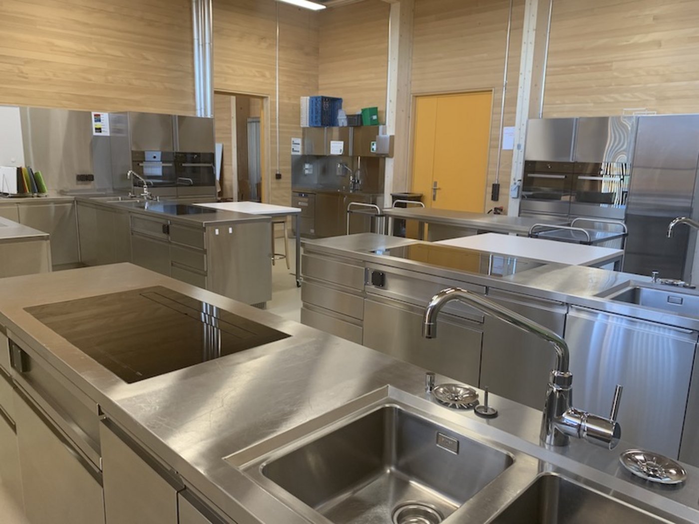 An den Bäuerinnenschulen wurde schweizweit auf Fernunterricht umgestellt. Auf dem Bild die leere Schulküche des landwirtschaftlichen Bildungszentrums Salez SG. (Bild Markus Hobi, Landw. Zentrum SG)