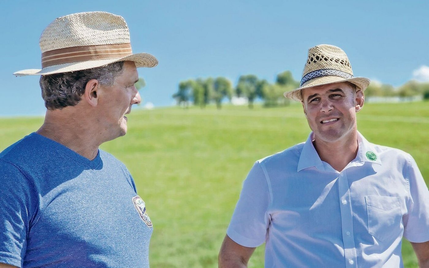Albert Kuster hat oft interessierten Besuch. Hier im Gespräch mit Züchter Bruno Spring aus Jeuss FR.