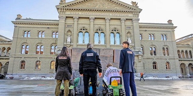 Migros, BLW und Coop fahren die Landwirtschaft an die Wand, so das Bild von Uniterre.